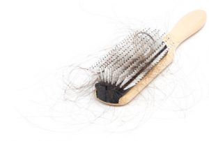 Cheveux sur la brosse à cheveux